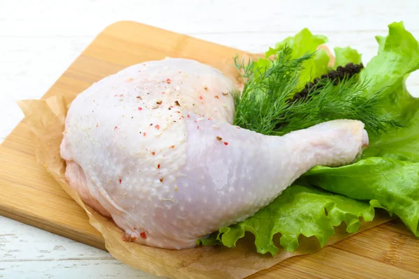 Raw chicken leg — Stock Photo, Image