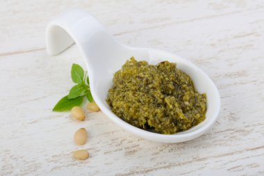 Pesto sos kabın içinde