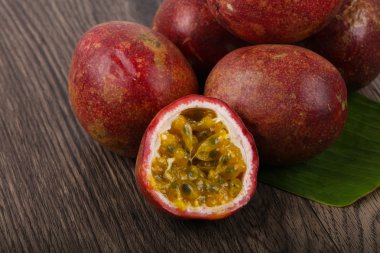 Tropikal ünlü tutku meyve
