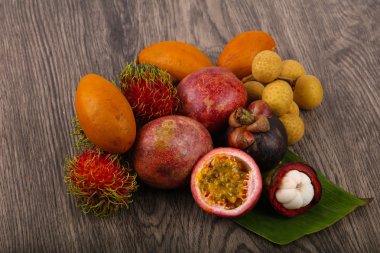 Olgunlaşmış tropikal meyve karışımı