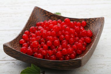 Kabın içinde kırmızı kuş üzümü