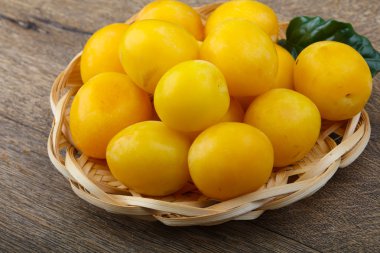 Kabın içinde sarı Erik