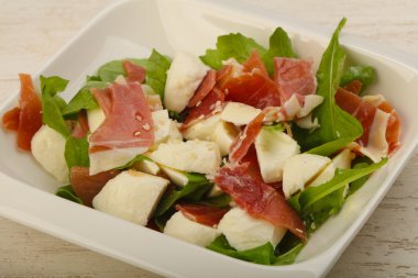 Proscuitto ile lezzetli salata
