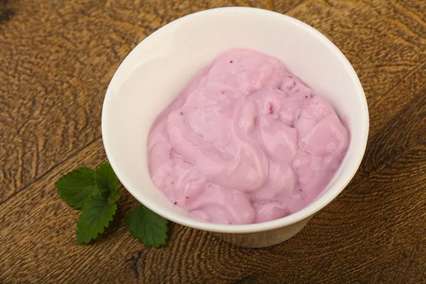 Effektiver Joghurt mit Blaubeeren — Stockfoto