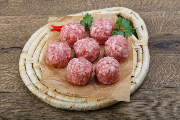 Raw meatballs on the wooden chopping board — Stock Photo, Image