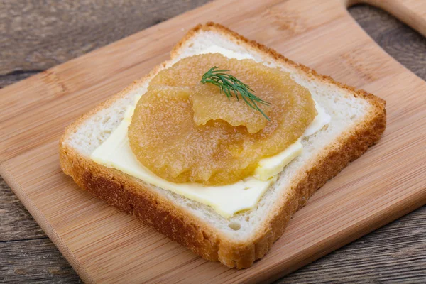 Delicioso sanduíche com arenque ovas — Fotografia de Stock