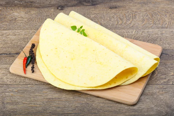 Tortilla puinen leikkuulauta — kuvapankkivalokuva