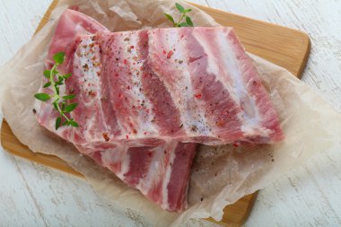 Çiğ domuz kaburgası