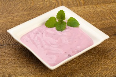 Yaban mersini ile etkili yoğurt