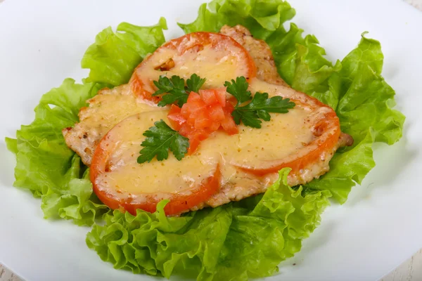 Carne di maiale cotta con pomodoro e formaggio — Foto Stock