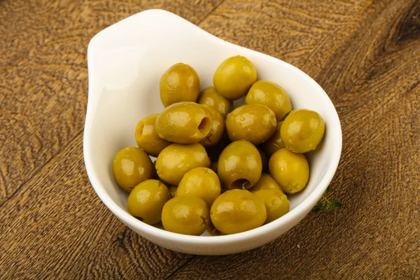 Фаршировані оливки в мисці — стокове фото