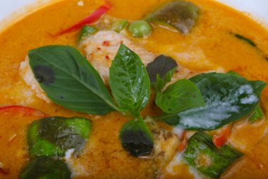 Baharatlı kırmızı köri