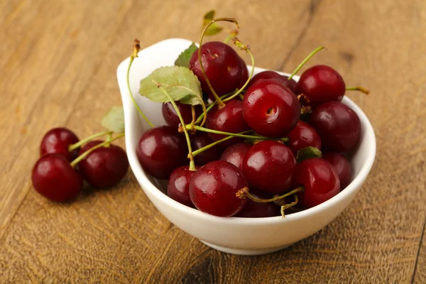 Cherry bessen in de kom — Stockfoto