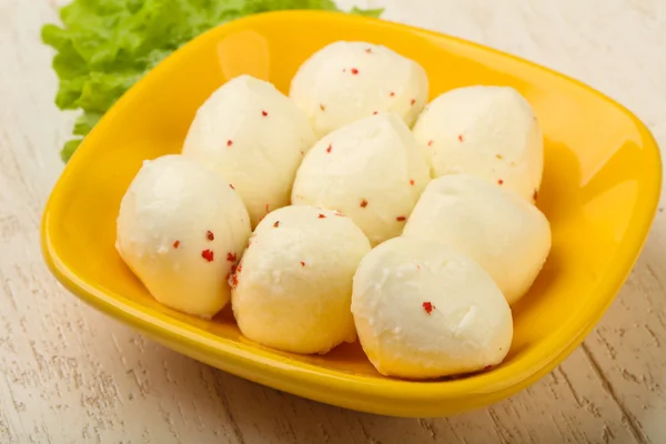 Mozzarella-Kugeln in der Schüssel — Stockfoto