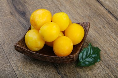 Kabın içinde sarı Erik