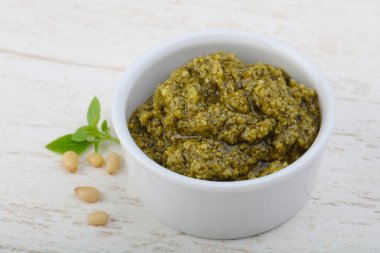 Pesto sos kabın içinde
