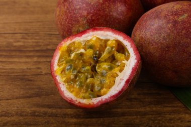 Tropikal ünlü tutku meyve