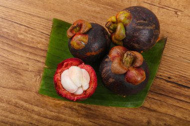 Taze olgun mangosteen