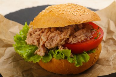 Lezzetli ton balıklı sandviç