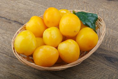 Kabın içinde sarı Erik