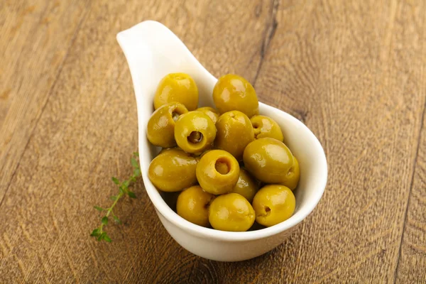 Aceitunas rellenas en el bol —  Fotos de Stock