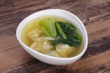 Bitki ve baharatlı geleneksel Asya Wonton çorbası.