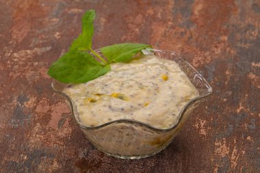 Chia 'lı puding ve naneli tutku meyvesi.