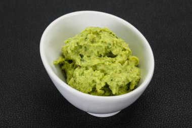 Acı biberli baharatlı avokado sosu.