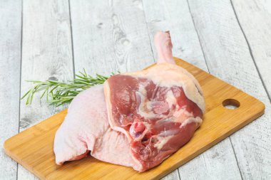 Çiğ ördek bacağı pişirmek için biberiye servis edilir.