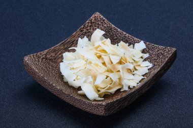 Hindistan cevizi kuru cipsi kasede atıştırmalık.