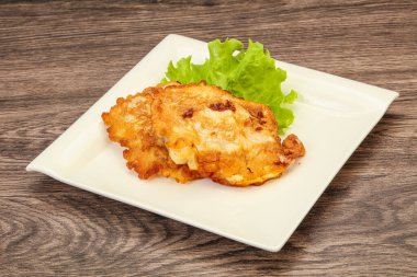 Ekmeğin içinde kızarmış morina balığı