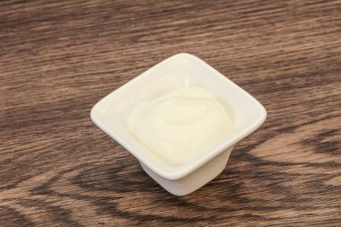 Süt ekşi krema kasede