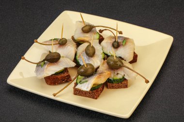 Ringa fileto kanepe aperatifi, yabanmersini ve salatalık.