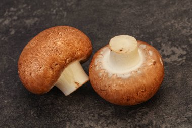 Arka planda Lezzetli Çiğ Kahverengi Şampiyonlar