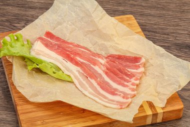 Fırında pişmemiş domuz pastırması.