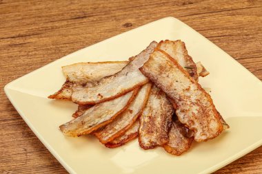 Kızarmış domuz pastırması tabakta.