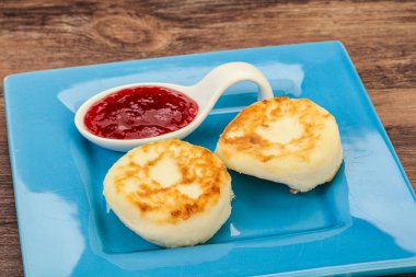 Kahvaltıda çilek reçelli süzme peynirli krep.