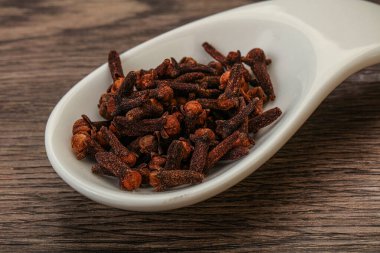 Aroma mutfağı - kasedeki kuru karanfil tohumları