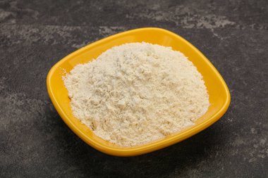 Buğday unu kasede yemek pişirmek için.