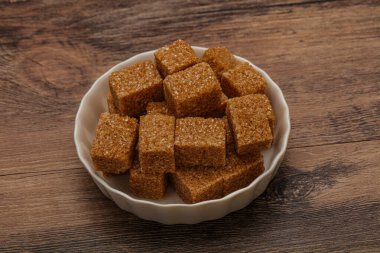 Kahverengi baston şeker yavruları kasede