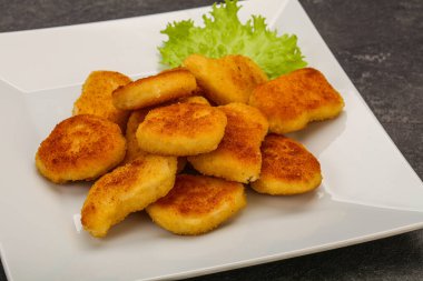 Kızarmış tavuk nugget. Salata yaprakları.