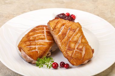 Kızarmış ördek göğsü ve çilek sosu. 