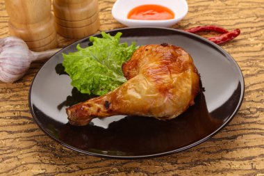 Çıtır çıtır kızarmış tavuk budu.