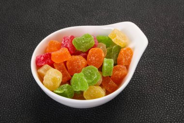 Tatlı meyve yığını kasede