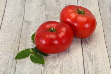 Ahşap arka planda Olgun kırmızı domates