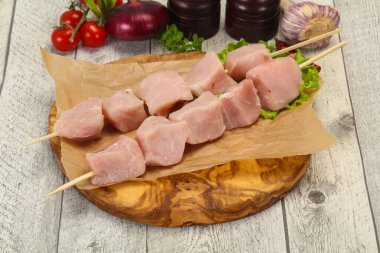 Çiğ domuz eti şişi ızgara için hazır.