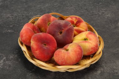 Tatlı, lezzetli, birkaç şeftali