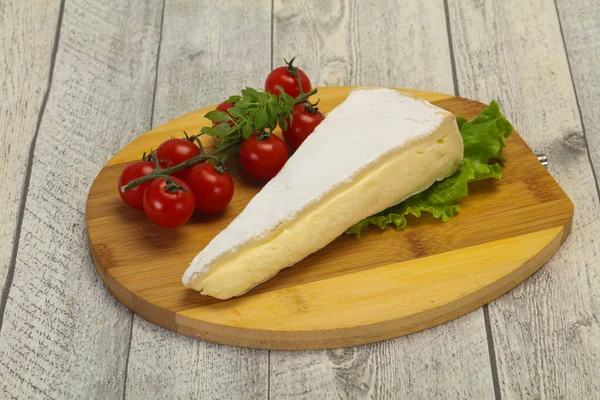 Triângulo Queijo Brie Servido Folhas Salada — Fotografia de Stock