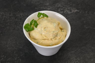 Zeytinyağı ve otlu humus atıştırmalığı.