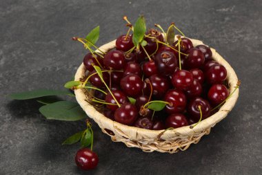 Yapraklarla dolu olgun kiraz yığını